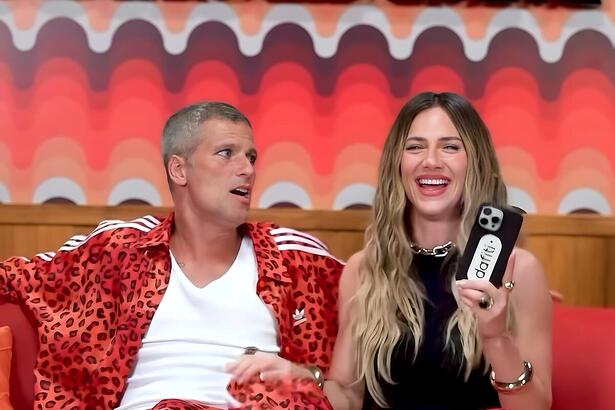 Bruno Gagliasso olha para Giovanna Ewbank com semblante assustado enquanto ela sorrir