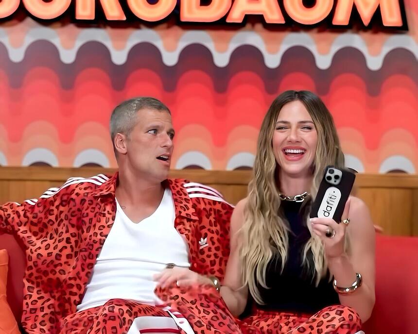 Bruno Gagliasso olha para Giovanna Ewbank com semblante assustado enquanto ela sorrir