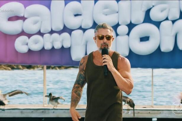 Marcos Mion de camiseta apresentando o Caldeirão na ilha de Curaçao