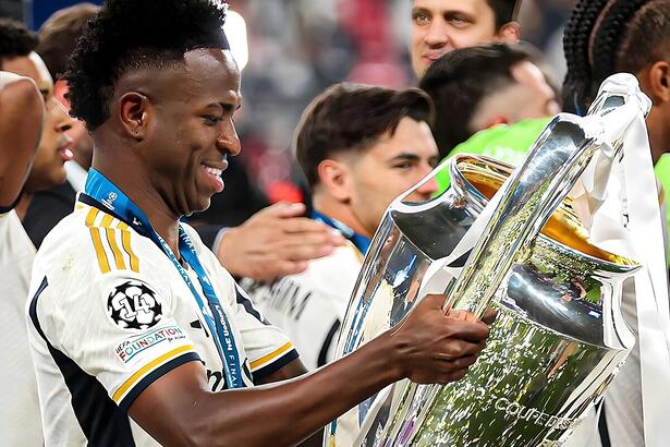 Vinicius Jr. segura taça da Champions League 2024