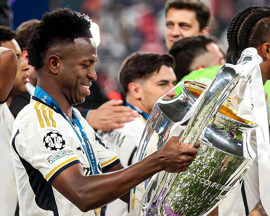 Vinicius Jr. segura taça da Champions League 2024