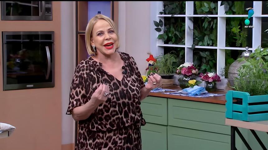 Claudete Troiano na cozinha do seu programa Vou te Contar e o logo da RedeTV! ao vivo