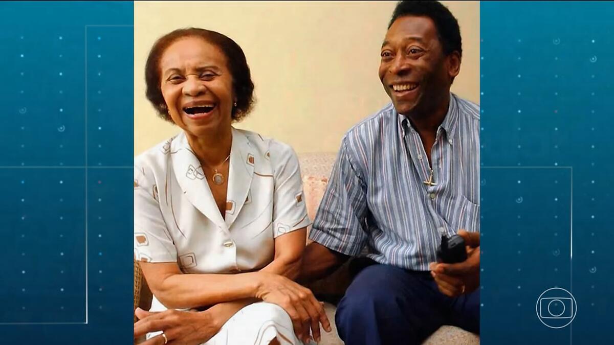 Dona Celeste sorrindo ao lado do filho Pelé