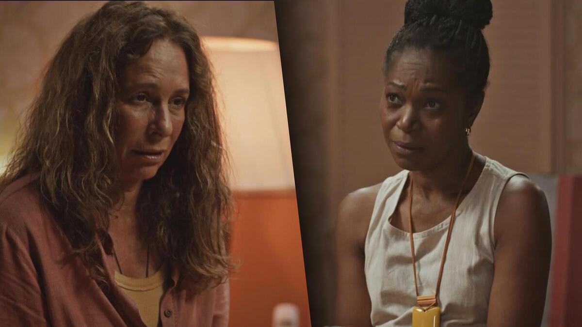 Zefa Leonel (Andrea Beltrão) olha para Dona Manuela (Valdineia Soriano) em cena de No Rancho Fundo