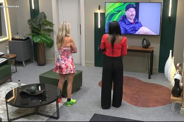 Lizi e Edlaine assistem ao vídeo das Donas do A Grande Conquista 2