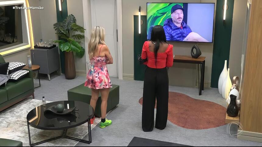 Lizi e Edlaine assistem ao vídeo das Donas do A Grande Conquista 2