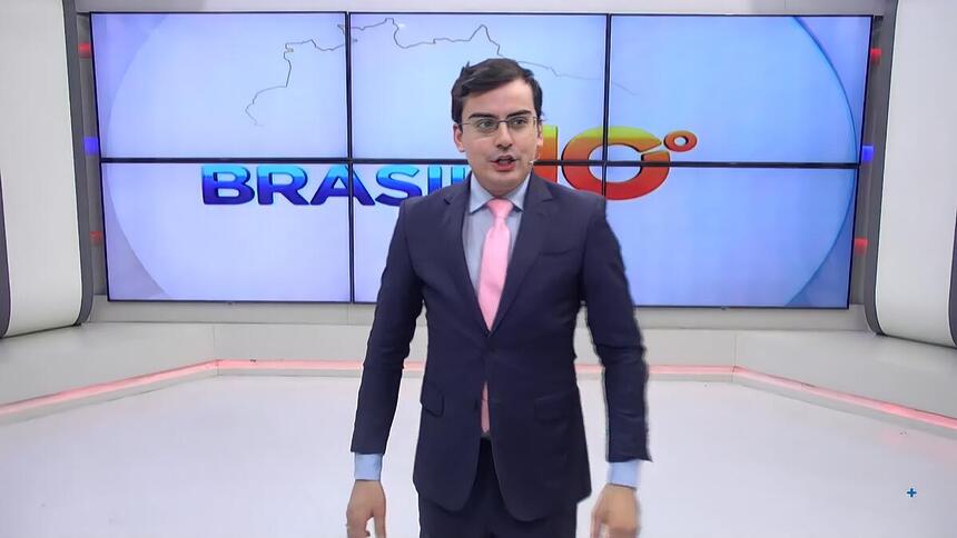 Dudu Camargo no cenário da TV Meio