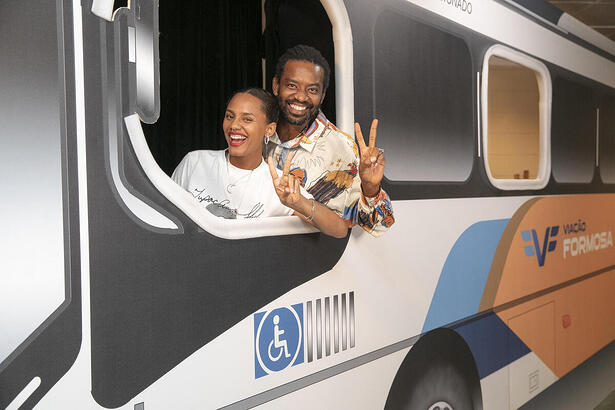 Jéssica Ellen e Fabrício Boliveira dentro de um ônibus nos bastidores de Volta por Cima