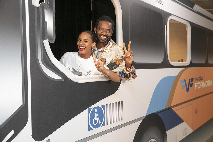 Jéssica Ellen e Fabrício Boliveira dentro de um ônibus nos bastidores de Volta por Cima