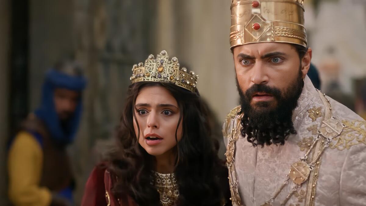 Ester assustada ao lado de Xerxes em cena de A Rainha da Pérsia