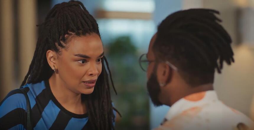 Paulina (Lucy Ramos) apreensiva na clínica de reabilitação em cena de Família é Tudo