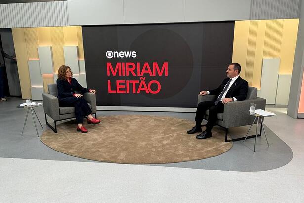 Miriam Leitão em frente ao diretor-geral da PF no estúdio da GloboNews