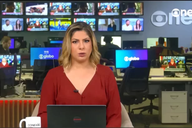 Daniela Lima de roupa vermelha no cenário da GloboNews São Paulo