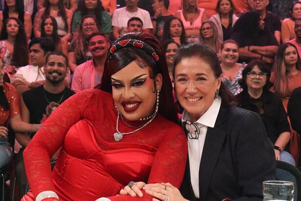 Gloria Groove e Lilia Cabral se abraçam na bancada do Domingão