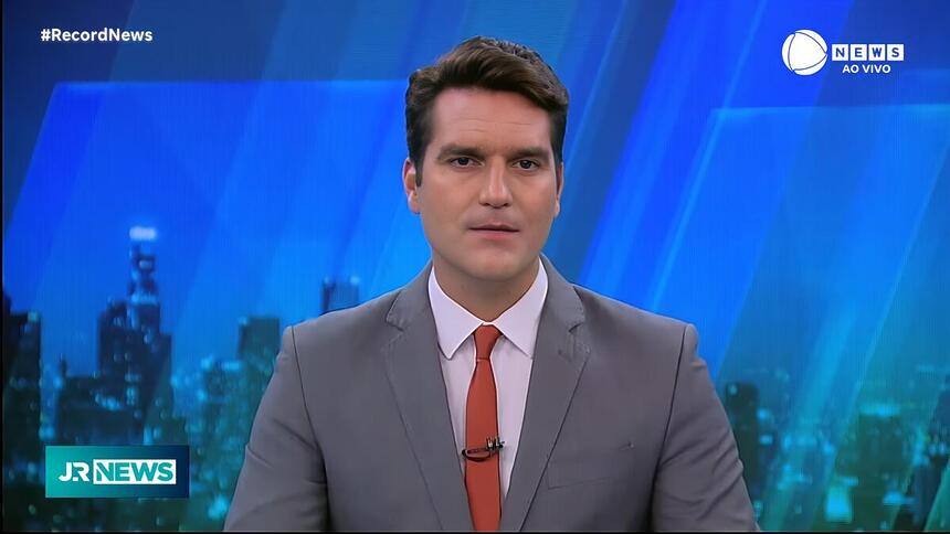 Gustavo Toledo no estúdio do Jornal da Record News