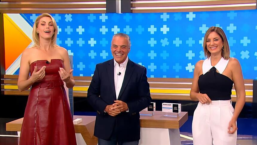 Ana Hickmann e Ticiane Pinheiro recebem o Dr. Antonio Sproesser sorridentes no quadro de saúde do Hoje em Dia