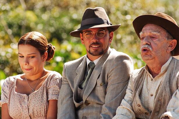 Mirna (Fernanda Souza), Jorge (Marcelo Faria) e Bernardo (Emiliano Queiroz) em cima de uma carruagem em cena de Alma Gêmea