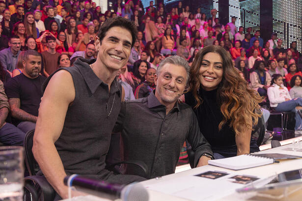 Reynaldo Gianecchini, Luciano Huck e Juliana Paes na bancada da Dança dos Famosos