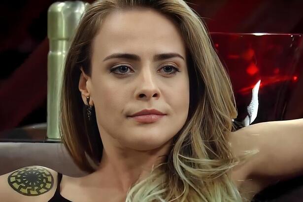 Juliana Silveira sorrindo em cena da novela Vitória na RECORD