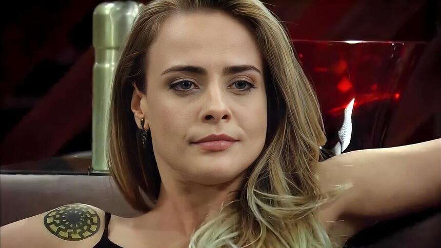 Juliana Silveira sorrindo em cena da novela Vitória na RECORD