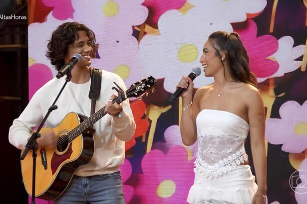 Lucas Mamede sorrir para Vanessa Lopes no palco do Altas Horas na TV Globo