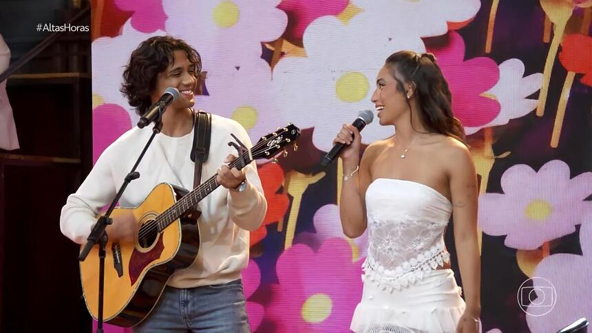 Lucas Mamede sorrir para Vanessa Lopes no palco do Altas Horas na TV Globo