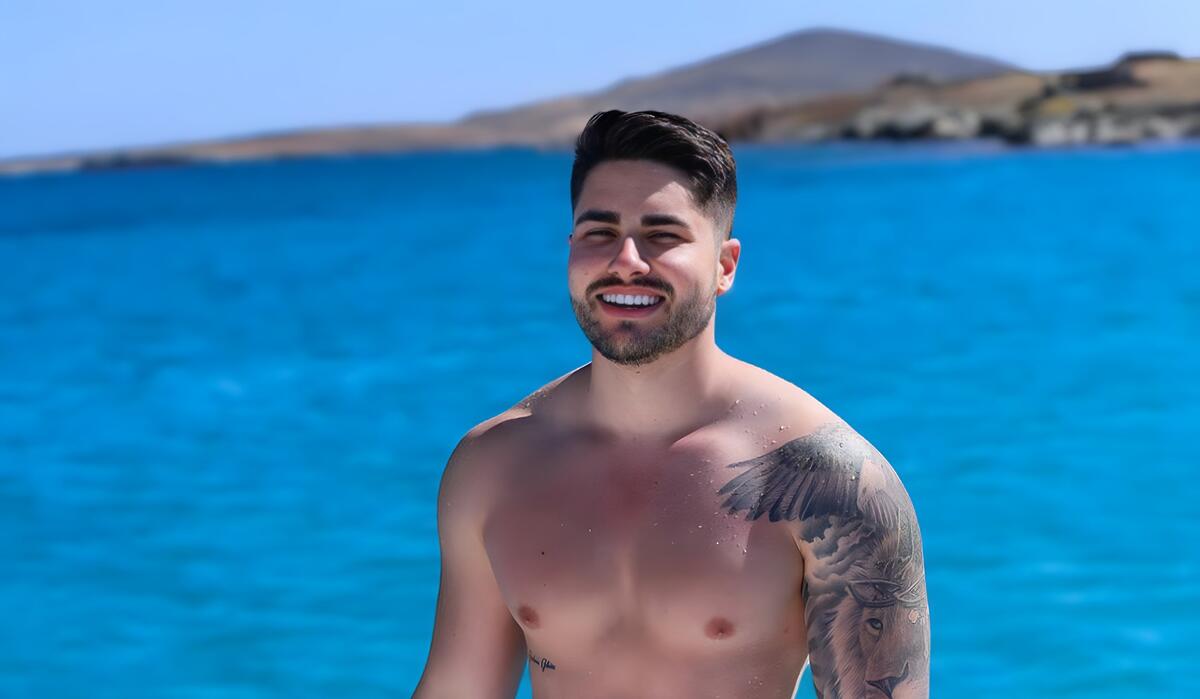Lucas Souza em frente a um mar