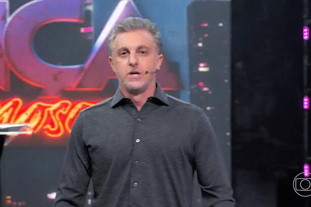 Luciano Huck no centro do palco da Dança dos Famosos