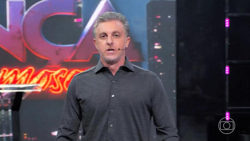 Luciano Huck no centro do palco da Dança dos Famosos