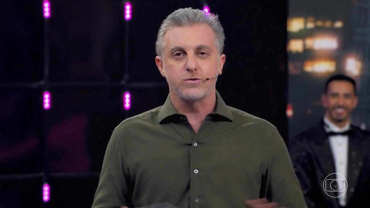 Luciano Huck com cara de bravo ao falar sobre a PL do aborto no Domingão com Huck