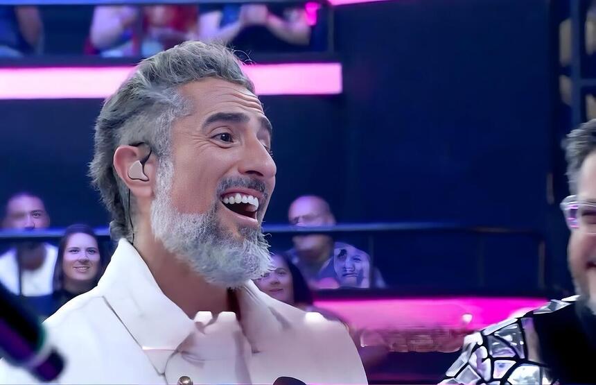 Marcos Mion de boca aberta chorando no especial de aniversário na TV Globo