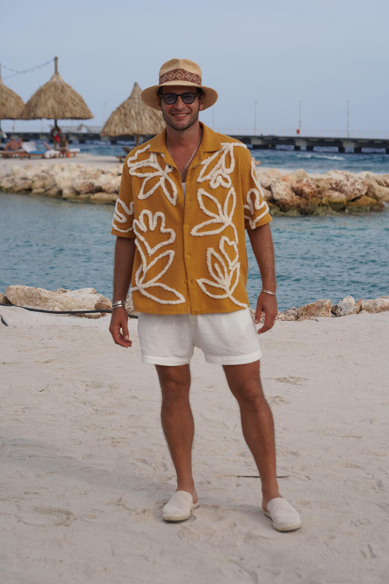 Leandro Lima sorrindo nas areias da praia de Curaçao