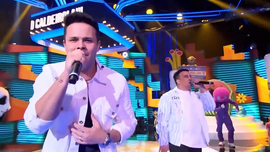 Matheus e Kauan cantando no palco do Caldeirão com Mion