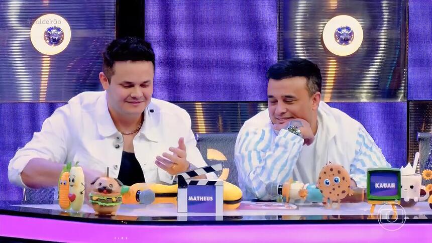 Matheus, da dupla com Kaun, mexe os dedos durante apresentação no Caldeirão com Mion