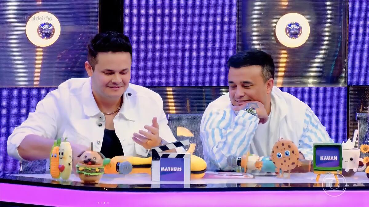 Matheus, da dupla com Kaun, mexe os dedos durante apresentação no Caldeirão com Mion