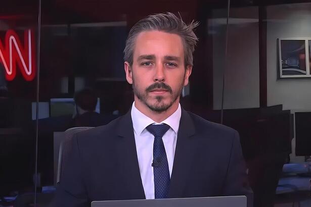 Mathias Brotero apresentando telejornal na redação da CNN Brasil