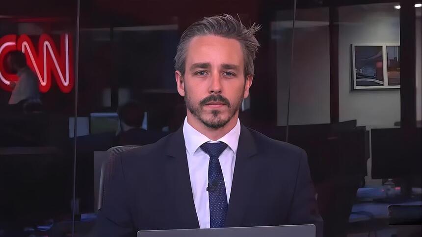 Mathias Brotero apresentando telejornal na redação da CNN Brasil