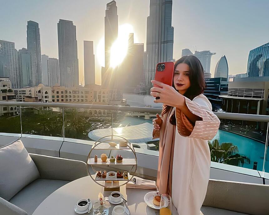Sabrina Petraglia segura celular em gravação de Família é Tudo, em Dubai