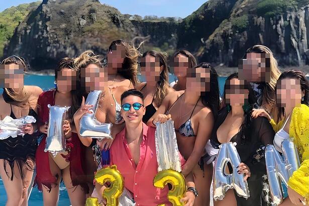 Cirurgião plástico Wilian Pires em ilha paradisíaca ao lado de estrelas