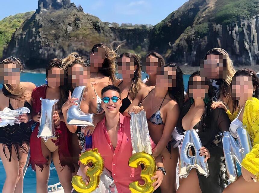 Cirurgião plástico Wilian Pires em ilha paradisíaca ao lado de estrelas