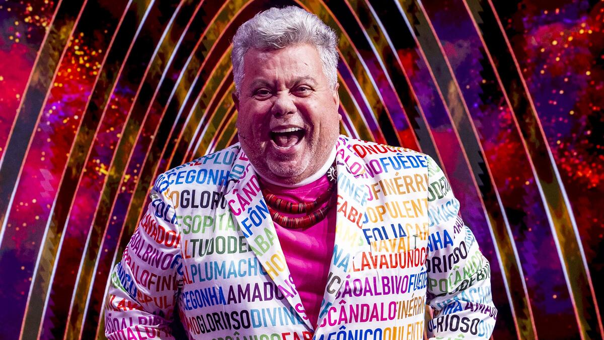 Milton Cunha sorrindo nos bastidores da TV Globo