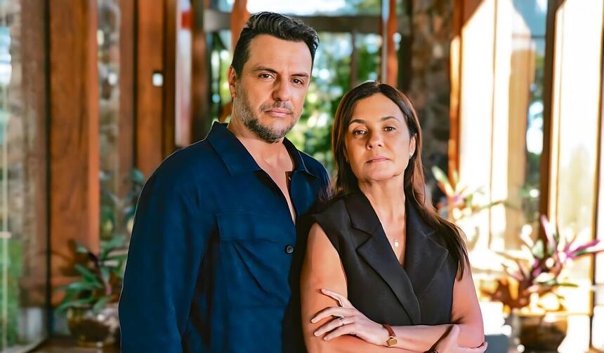 Molina (Rodrigo Lombardi) e Mércia (Adriana Esteves) abraçados em uma varanda em cena da novela Mania de Você