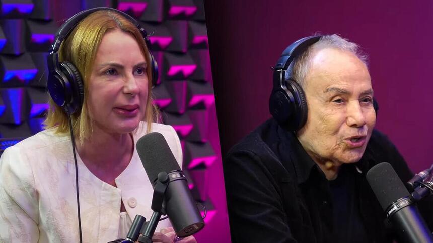 Stênio Garcia ao lado de Marilene Saad na mesa do Podcast Papagaio Falante