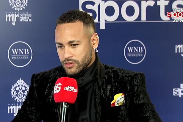 Neymar segura microfone do BandSports em entrevista