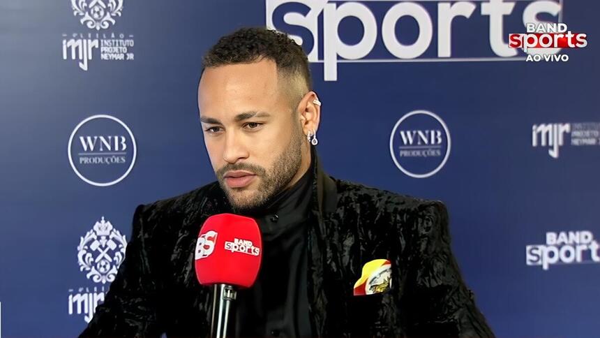 Neymar segura microfone do BandSports em entrevista