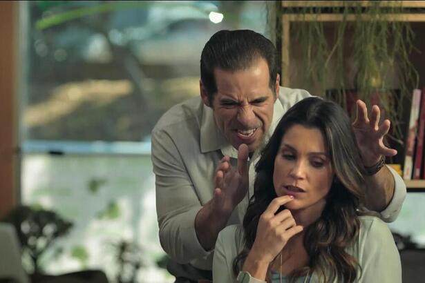 Leandro Hassum ao lado de Flavia Alessandra em cena do filme O Amor da Trabalho