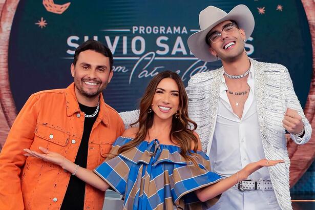 Patricia Abravanel ao lado de Mano Walter e Luan Pereira no centro do palco do Programa Silvio Santos