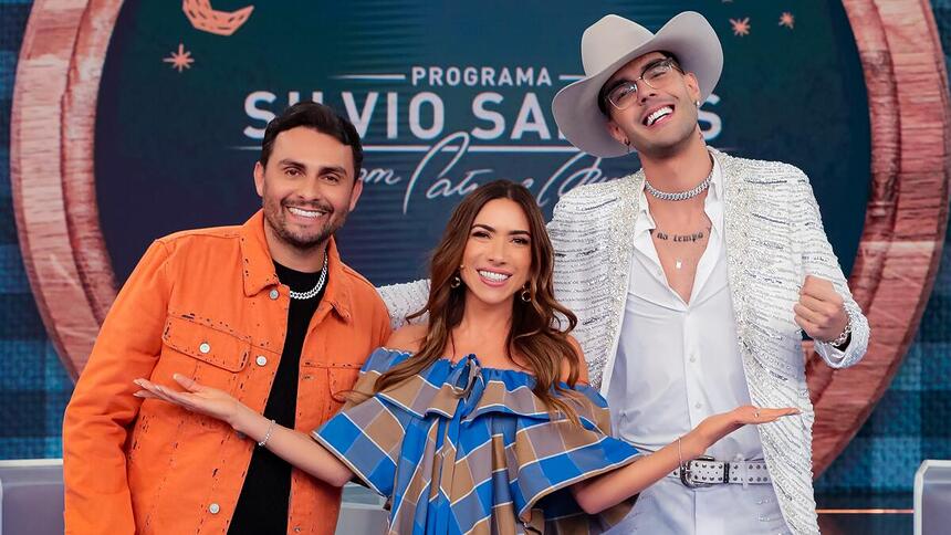 Patricia Abravanel ao lado de Mano Walter e Luan Pereira no centro do palco do Programa Silvio Santos