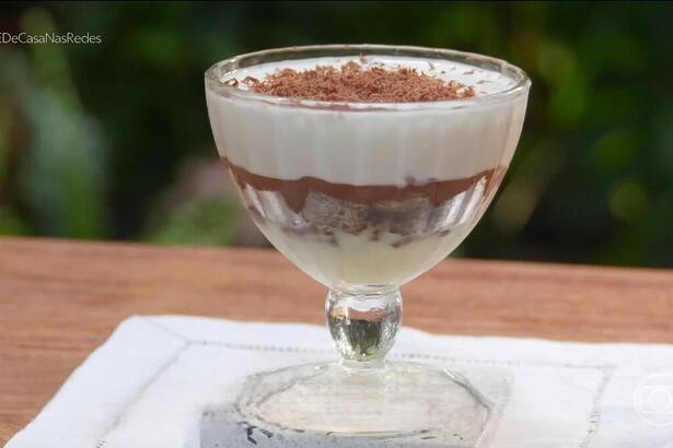 Pavê de biscoito wafer na taça de Rodrigo Hilbert, em cima do balcão do É de Casa