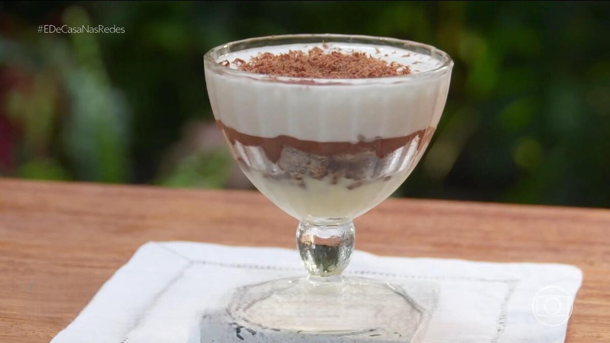 Pavê de biscoito wafer na taça de Rodrigo Hilbert, em cima do balcão do É de Casa